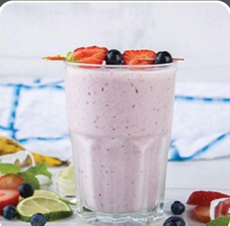 ميلك شيك توت ،مكون من ايس كريم الفانيليا و ثلج وحليب وتوت فريش المامون