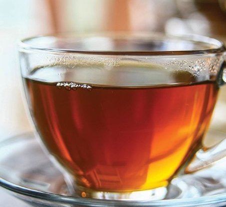 شاي احمر ليمون.             كوب شاي احمر مضاف إليه ليمون