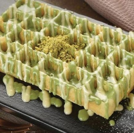 وافل بستاشيو كبير .      وافل مغطى بالفستق الكريمي