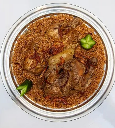 دجاجه مدفون كامل مع أرز  وصوص طماطم حاره